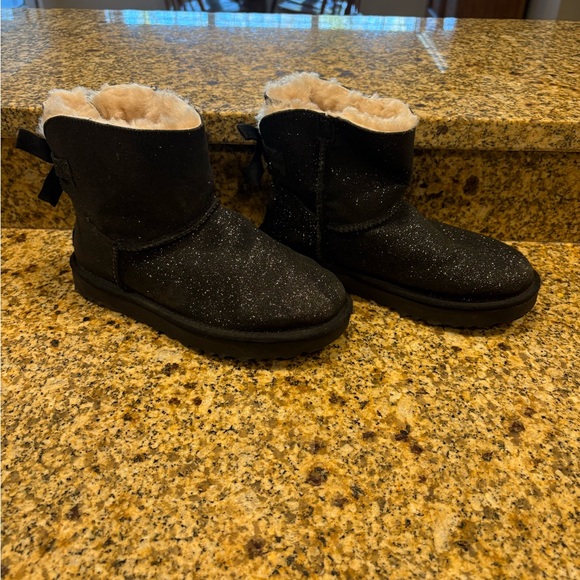 UGG Mini Bailey Bow Twinkle Black Boots - Women's 6 Glitter Sparkle EUC - Picture 3 of 7